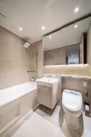 베이지톤 욕조 욕실, 따뜻하고 편안한 휴식공간